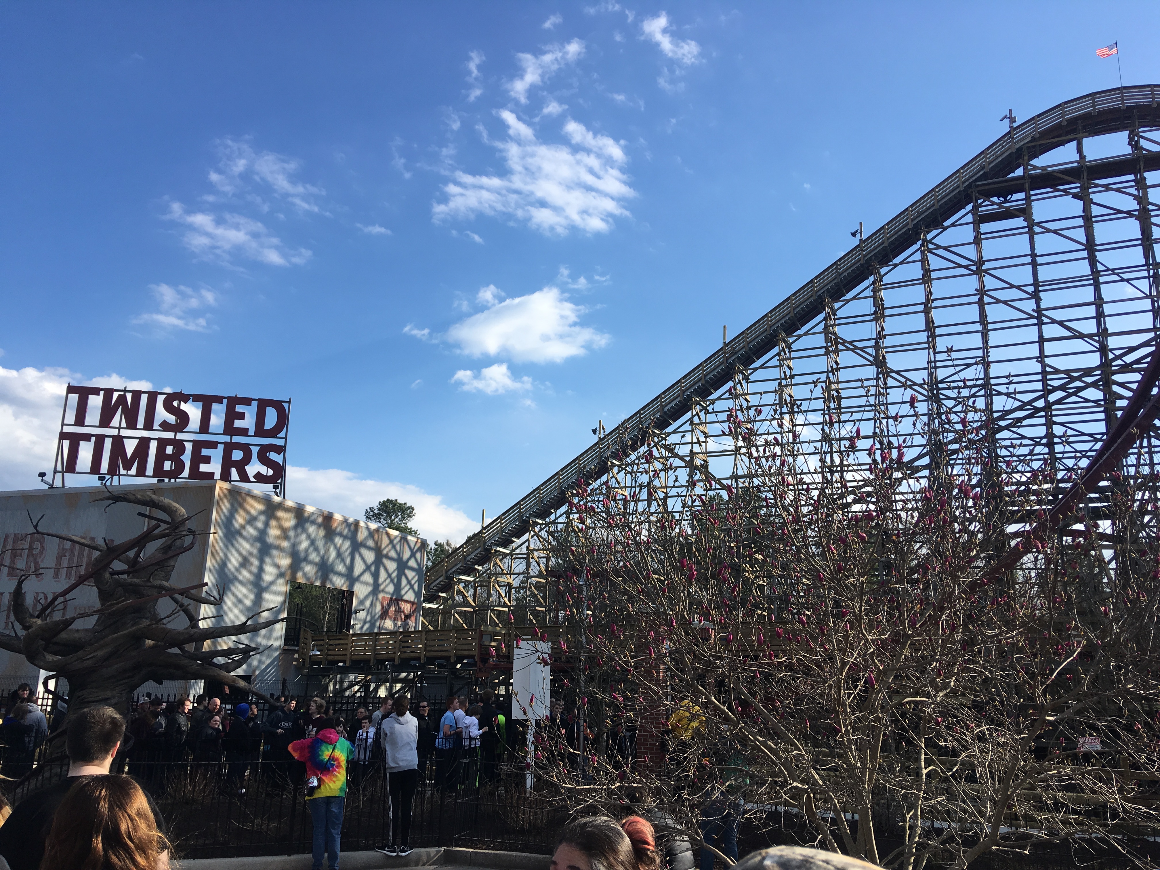 Twisted Timbers entry sign and lift hill